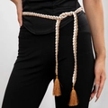 Catena intrecciata bohémien con nappe e anelli metallici indossata su abito nero - Bianco Crema & Marrone Dorato (30303-wac-bro)
