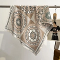 Elegante zijden vierkante sjaal met vintage kettingpatronen in beige en bruin display - 68x68cm / Khaki