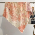 Détail d'un foulard en soie à imprimé tropical suspendu à une tige en métal chic - Imprimé Tropical Rose Orange (FW-133)
