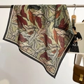 Foulard in seta leggero con stampa a foglie retrò nei colori verde oliva e bordeaux - 68x68cm / Verde