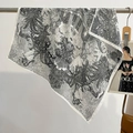 Gros plan d'un foulard en soie noir et blanc avec motifs léopard et tropicaux - Plante Léopard Noir Blanc (FW-133)