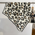 Foulard élégant en soie à imprimé léopard crème et noir avec finition satinée - 68*68cm / Beige