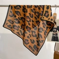 Détail d'écharpe léopard montrant la texture en coton-lin et la bordure noire chic - 68*68cm / café