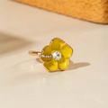 Gros plan d'une bague fleur en émail jaune avec cristaux étincelants sur anneau doré - Style Fleur Jaune (30245-ring-yellow)