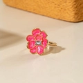 Détail macro de la bague fleur en émail rose avec cristal rectangulaire et anneau doré - Style Fleur Rose (30245-ring-rose)