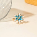 Dettaglio anello camelia con smalto blu e bianco e zirconi scintillanti al centro - Stile Fiore Zirconia a Puntini Blu e Bianchi (30245-ring-wb)