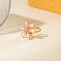Dettaglio macro dell'anello a camelia con petali sfumati rosa e finitura dorata - Stile Fiore di Ciliegio Sfumato Rosa e Bianco (30245-ring-wpink)