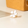 Dettaglio ravvicinato di un anello a fiore di camelia in smalto bianco e finitura dorata - Stile Camelia Bianco Puro (30245-ring-white)