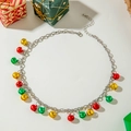 Détail du collier de Noël avec cloches rouges, vertes et dorées sur une chaîne argent - Collier Cloche Tricolore Coloré (30492-nek-cor)