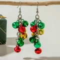 Boucles d'oreilles de Noël festives avec cloches rouges, vertes et dorées sur branche - Boucles d'Oreilles Cloche Tricolore Colorées (30492-ear-cor)
