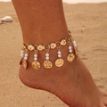 Boho-Fußkettchen in Gold mit Sterngliedern und weißen Perlen am sommerlichen Strand - Stern Perle Münze Stil (30276-ank-G white-2)