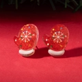 Dettaglio macro di orecchini a guanto di Natale rossi con glitter e motivi di neve - Stile Guanto con Paillettes Rosse (30476-ear-red-3)