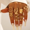 Gros plan de bagues dorées empilables au design minimaliste avec perles et ajours - Série de Design Irrégulier Fondu (30430-ring-G)