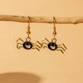 Détails des boucles d'oreilles araignée dorées avec émail noir et visage d'Halloween - Boucles d'oreilles crochet araignée souriante noire