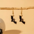 Boucles d'oreilles chauve-souris d'Halloween en émail noir suspendues à une branche - Boucles d'oreilles crochet chauve-souris souriante noire