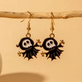 Boucles d'oreilles fantôme d'Halloween avec crochets dorés et détails émaillés - Boucles d'oreilles crochet fantôme squelette noir et blanc
