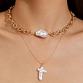 Collier double rang doré avec choker en perle baroque et pendentif croix sur modèle - Collier Perle Or 2 Couches (30469-nek-G)
