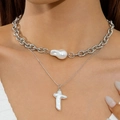 Gros plan d'un collier double épaisseur en argent avec perles baroques et pendentif croix - Collier Perle Argent 2 Couches (30469-nek-S)