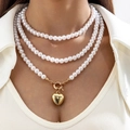 Collar de perlas blancas de varias capas con colgante de corazón dorado en modelo - Estilo de Perla Vintage de Tres Capas (30460-nek-white)