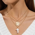 Détail d'un collier multicouche doré avec croix en perle baroque et pendentif pièce - Collier Pièce Or 3 Couches (30924-nek-G-EP)