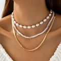 Detalle de collar de triple capa con perlas y cadena de serpiente de metal dorado - Estilo de Tres Piezas de Perla con Cadena de Serpiente (30930-nek-G-EP)