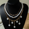 Detalle de un collar dorado de varias capas con perlas barrocas y colgante de corazón - Estilo Mixto Barroco de Tres Capas (31407-nek-G)