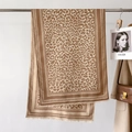 Vista dettagliata della sciarpa leopardata effetto cashmere con texture morbida e frange - 66*186cm / Cachi
