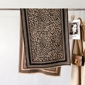 Dettaglio della sciarpa leopardata con frange e morbida trama effetto cashmere - 66*186cm / Caffè Nero