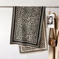 Dettaglio di sciarpa leopardata con frange e morbida texture effetto cashmere di lusso - 66*186cm / Nero