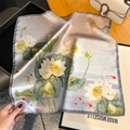 Eleganter grauer Seidenschal mit Lotus- und Goldfischmotiven in stilvoller 45-Grad-Ansicht - 53*53cm / Beige