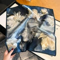 Foulard in seta 100% gelso blu navy con motivo floreale dorato e finitura satinata - Blu (ZS-484)