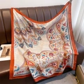 Elegante paisley sjaal met bloemenprint gedrapeerd over lederen bank in rood en blauw - 90*90cm / Paisley Oranje Rand (HS-59)