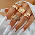 Lot de 5 bagues dorées minimalistes avec perles et pierres portées sur la main - Série de Décoration de Diamants Géométriques (30425-ring-G)