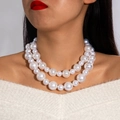 Collar de doble capa de perlas blancas con colgante de metal barroco para mujer elegante - Estilo de Perla Graduado de Dos Capas (28094-white)