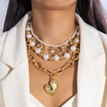 Collar dorado de tres capas con perlas y colgantes de corazón metálicos llamativos - Estilo de Corazón de Lujo de Tres Capas (28509-gold)