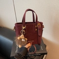 Modische burgunderrote Eimertasche aus strukturiertem Leder mit Plüsch-Anhänger - Mit Anhänger / Burgunderrot