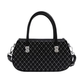 Elegante bolso acolchado negro con cuentas plateadas y correa de hombro ajustable - Negro