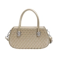 Bolso acolchado color champán con detalles de cuentas y herrajes metálicos plateados - Dorado