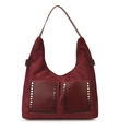 Borsa hobo vintage bordeaux in pelle scamosciata con borchie argentate e tasche - Borgogna