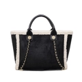 Schwarze Shopper-Tasche mit cremeweißem Lammfell-Besatz und goldener Gliederkette - Schwarz