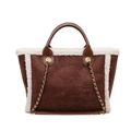 Braune Shopper-Tasche aus Wildlederimitat mit weißem Fleece-Besatz und Goldkette - Braun