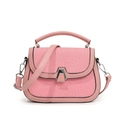 Borsa a sella retrò rosa e bianca in tessuto strutturato con finiture in pelle - Rosa