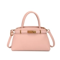 Sac à main rose pâle en cuir grainé avec bandoulière réglable et boucles dorées - Rose
