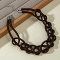 Collier en corde nouée marron café avec fermoir argent sur plateau en velours - Collier Anneaux Creux Café Foncé (30166-nek-brown-1)