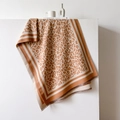 Sciarpa classica leopardata da donna con frange su un espositore dallo stile minimal - 66*188cm / Cachi