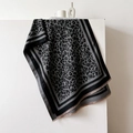 Dettaglio di sciarpa leopardata con bordi a righe e rifiniture con morbide frange - 66*188cm / Nero e Grigio