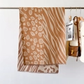 Detalle de bufanda con estampado de leopardo y cebra con flecos y textura de punto - Caqui (FYR-207)