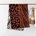 Detalle de bufanda de retazos con estampado de leopardo y acabado de flecos - Negro Café (FYR-207)