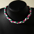 Collier tressé tricolore aux tons rose vif, blanc et vert émeraude élégant - Style Spirale Rose Blanc Vert (6000229765715)