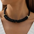 Collier en corde tressée noire avec breloques dorées porté par un mannequin - Style Accent Métal Spirale Noir (30626-nek-black)